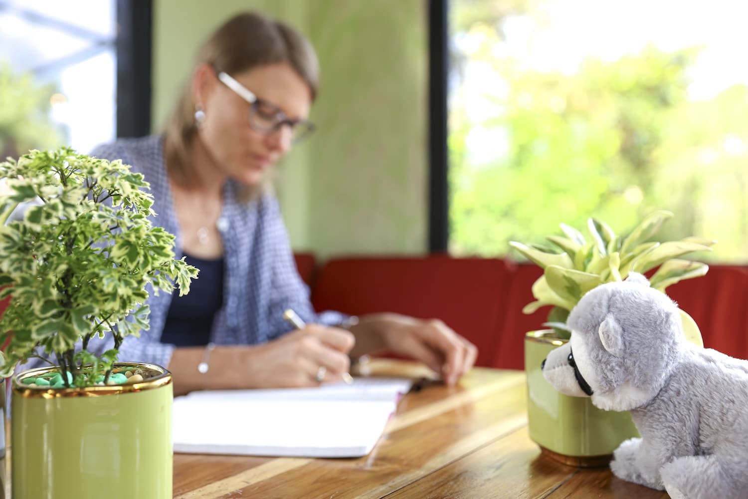Norbert beobachtet Marie Norbert beobachtet Marie, die schreibt.