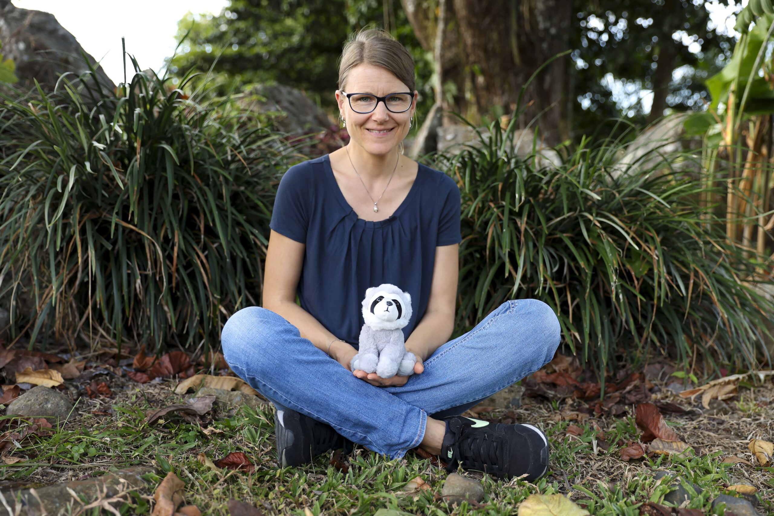 Norbert sitzt in Maries Händen Marie sitzt im Schneidersitz und hält Norbert in den Händen.